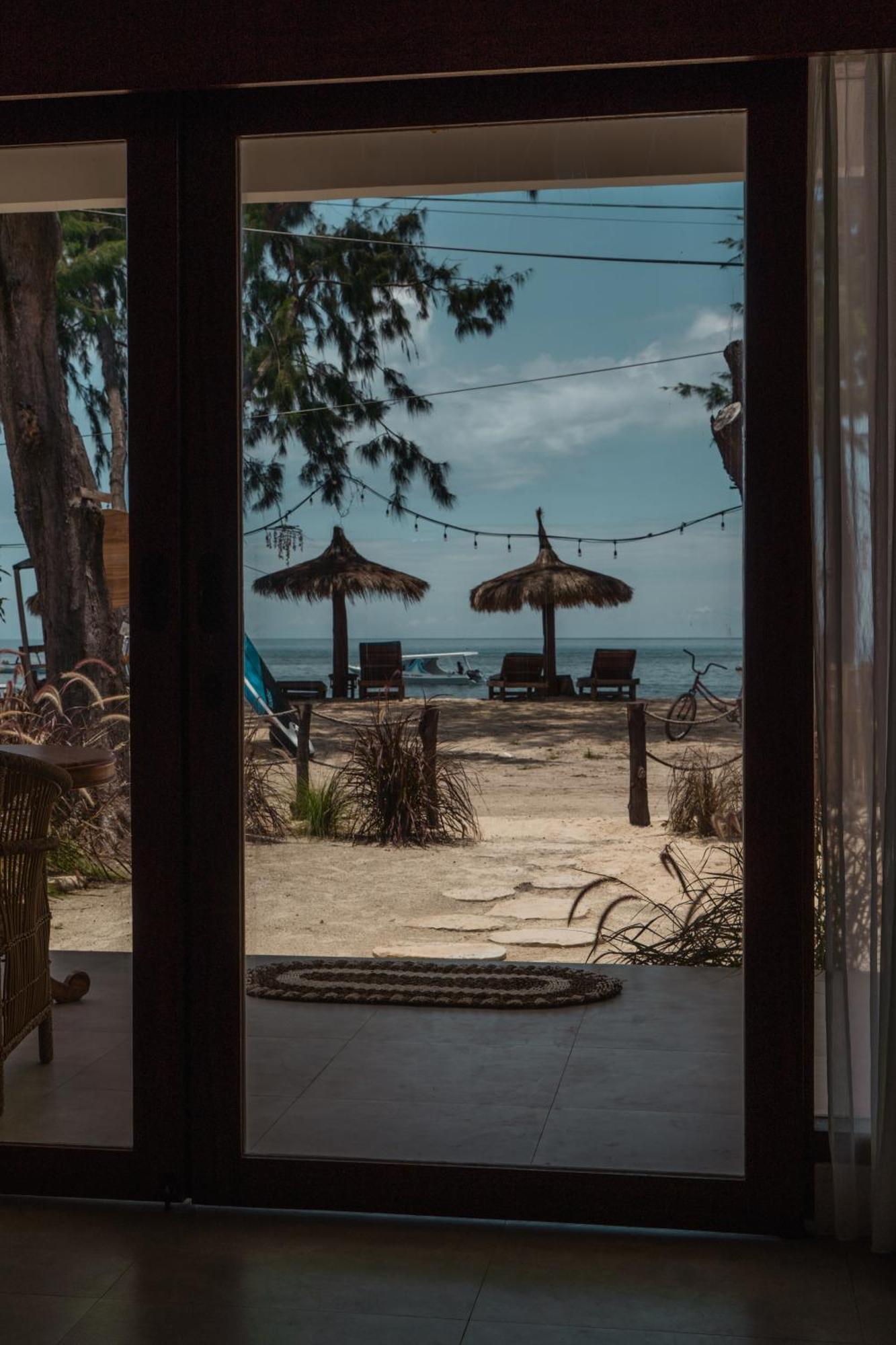 Sunscape Villa - Beachfront And Private Pool Gili Air Eksteriør bilde